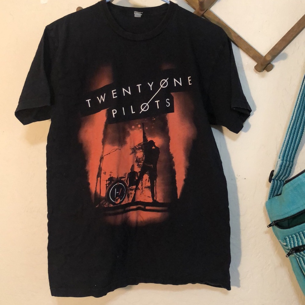Twenty One Pilots Emotional Roadshow Tour, M